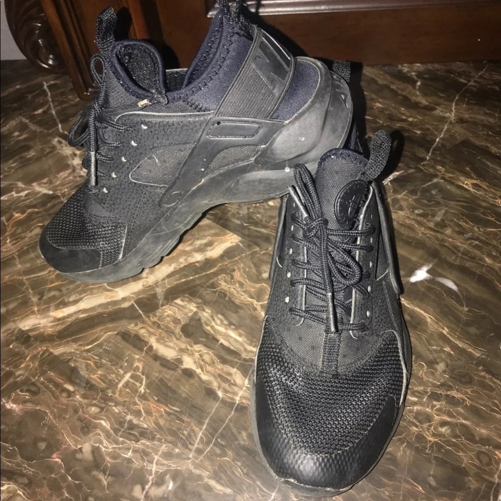 Black nike huarache size 4Y